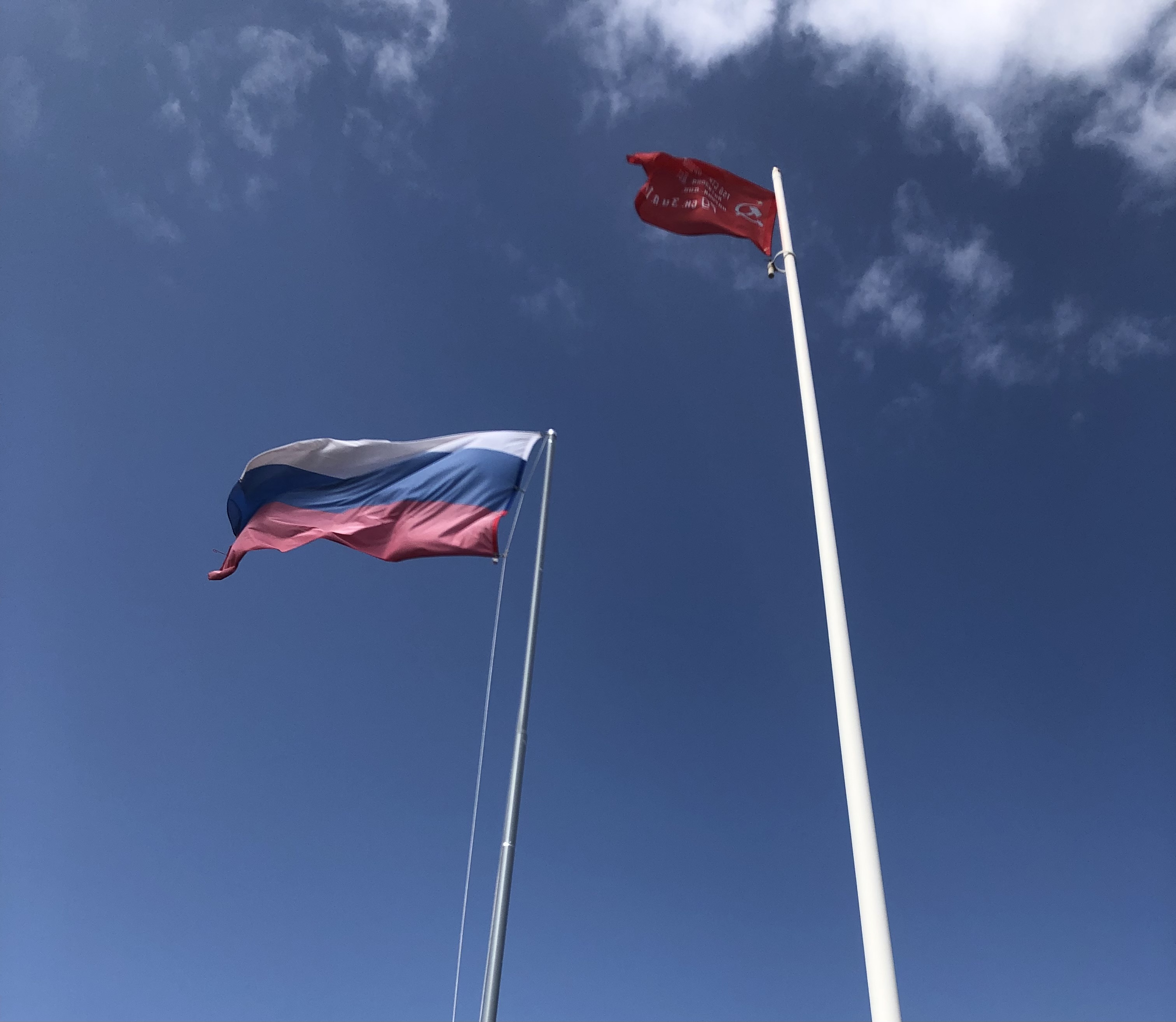 Церемония торжественного поднятия Государственного флага РФ и копии Знамени Победы.